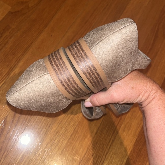 Brash low heeled sandals size 8 tan faux suede - Picture 5 of 6